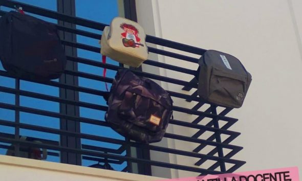 Las AMPAs de La Puebla colgarán mochilas en los balcones para pedir más seguridad en los centros educativos