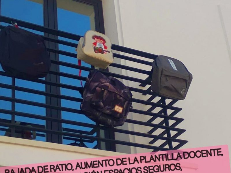 Las AMPAs de La Puebla colgarán mochilas en los balcones para pedir más seguridad en los centros educativos