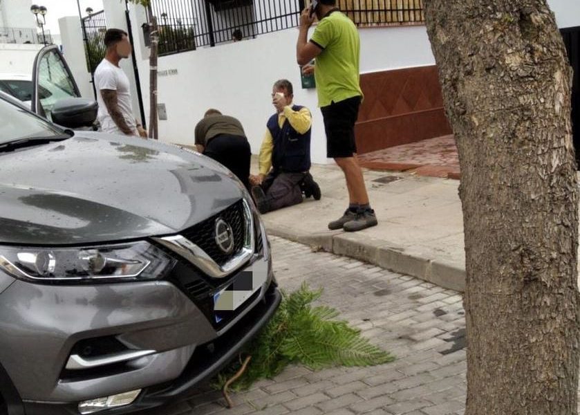 Atropella a dos menores en Osuna y se da a la fuga, siendo retenido por los vecinos
