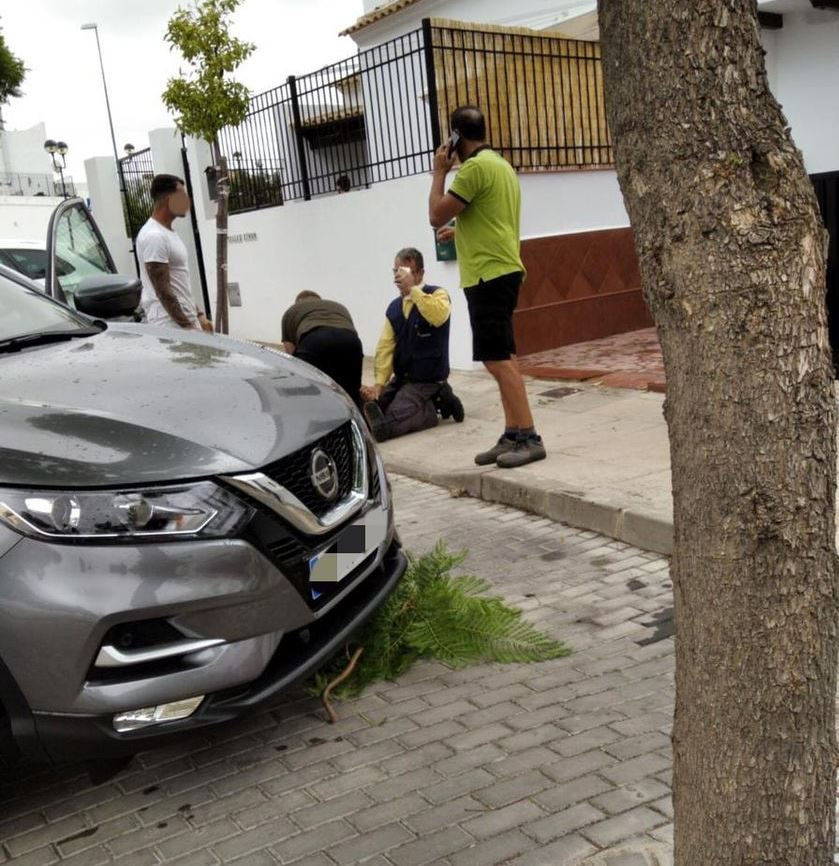 Atropella a dos menores en Osuna y se da a la fuga, siendo retenido por los vecinos