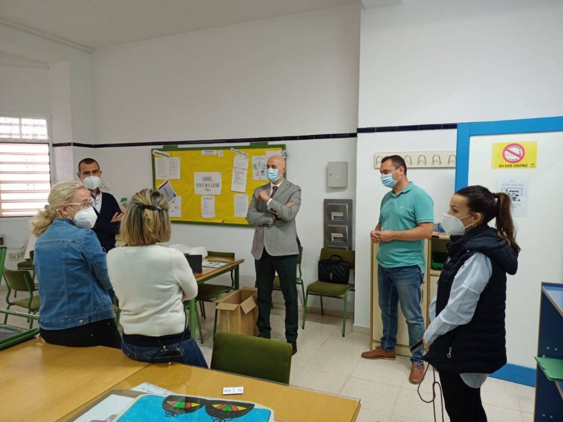 Badolatosa implanta un sistema de desinfección pionero en un colegio para "asegurar la salud de los escolares"