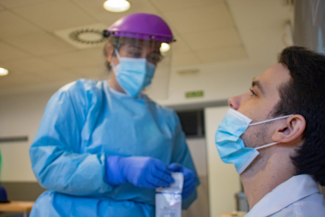 Andalucía registra nueve muertes por covid en un día y la tasa sube a 190