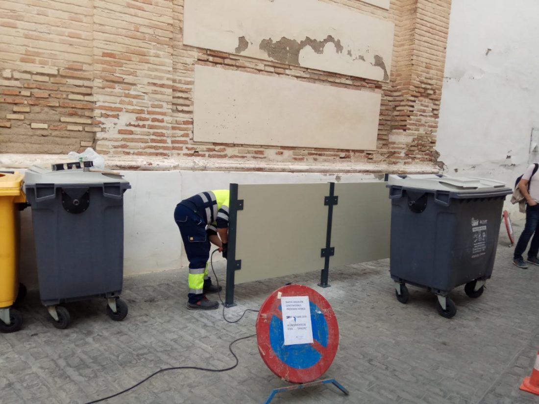 Écija mimetiza sus contenedores de residuos sólidos en el casco histórico