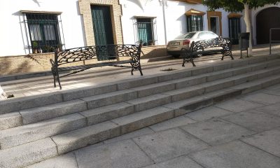 Vecinos de una plaza de Arahal protestan por colocar mirando a la pared sus nuevos bancos