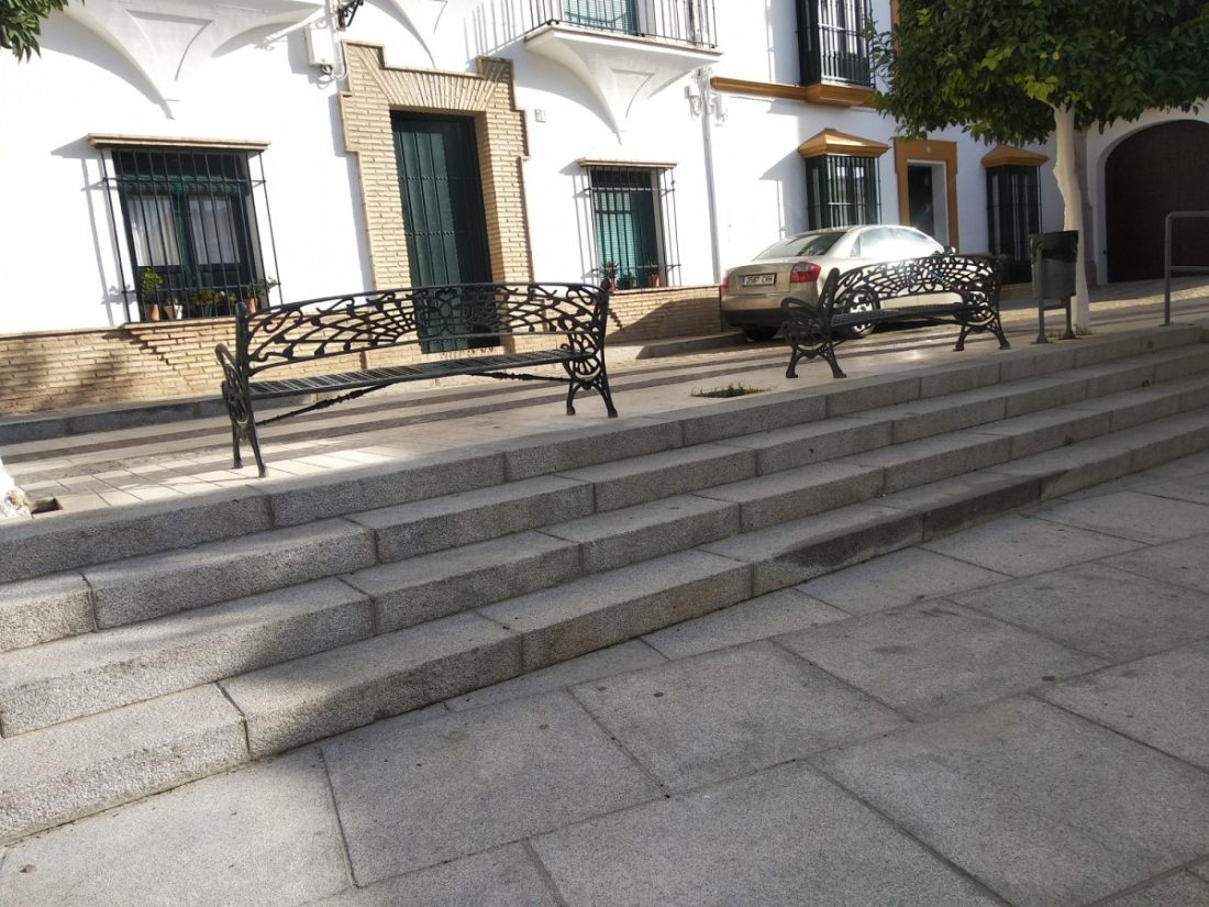 Vecinos de una plaza de Arahal protestan por colocar mirando a la pared sus nuevos bancos