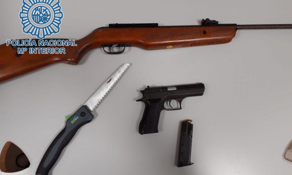 Detenido en Sevilla cuando amenazaba con un arma a su mujer y su hija de tres años en su domicilio