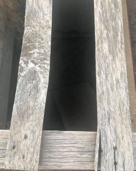 Denuncian peligro en el polígono industrial Los Pozos de Arahal con alcantarillas y cuadros eléctricos abiertos 