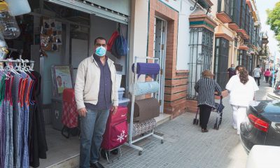 De Marruecos a Arahal: Hassan mira de frente a la pandemia desde su bazar