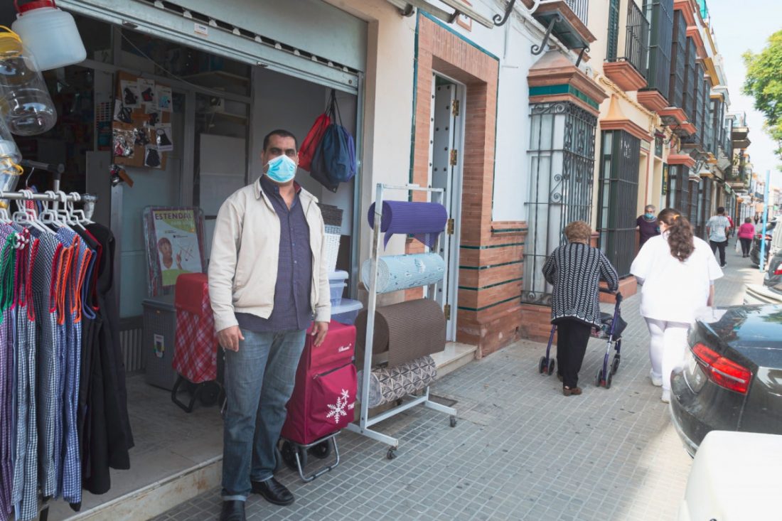 De Marruecos a Arahal: Hassan mira de frente a la pandemia desde su bazar