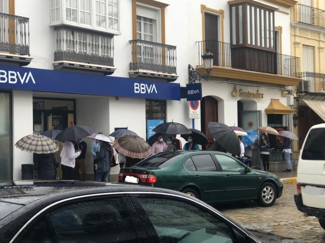 Sin solución a las colas y aglomeraciones en las puertas de los bancos y cajas de ahorro