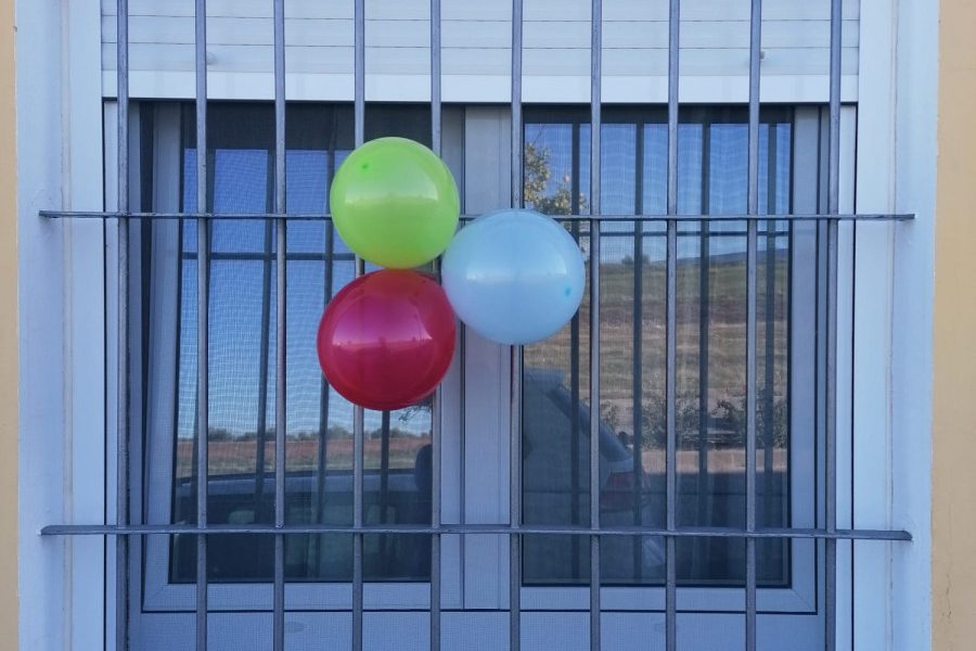 Globos de colores y dibujos para celebrar el Día del Pueblo Gitano en La Puebla