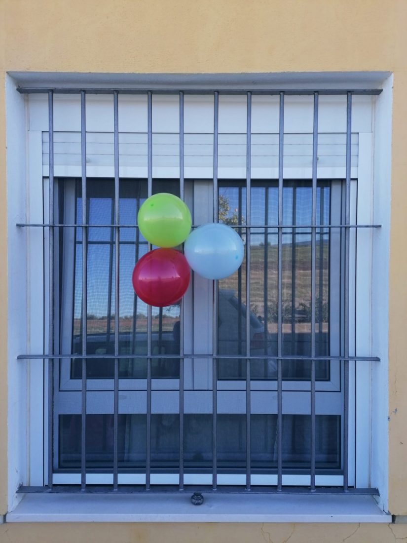 Globos de colores y dibujos para celebrar el Día del Pueblo Gitano en La Puebla