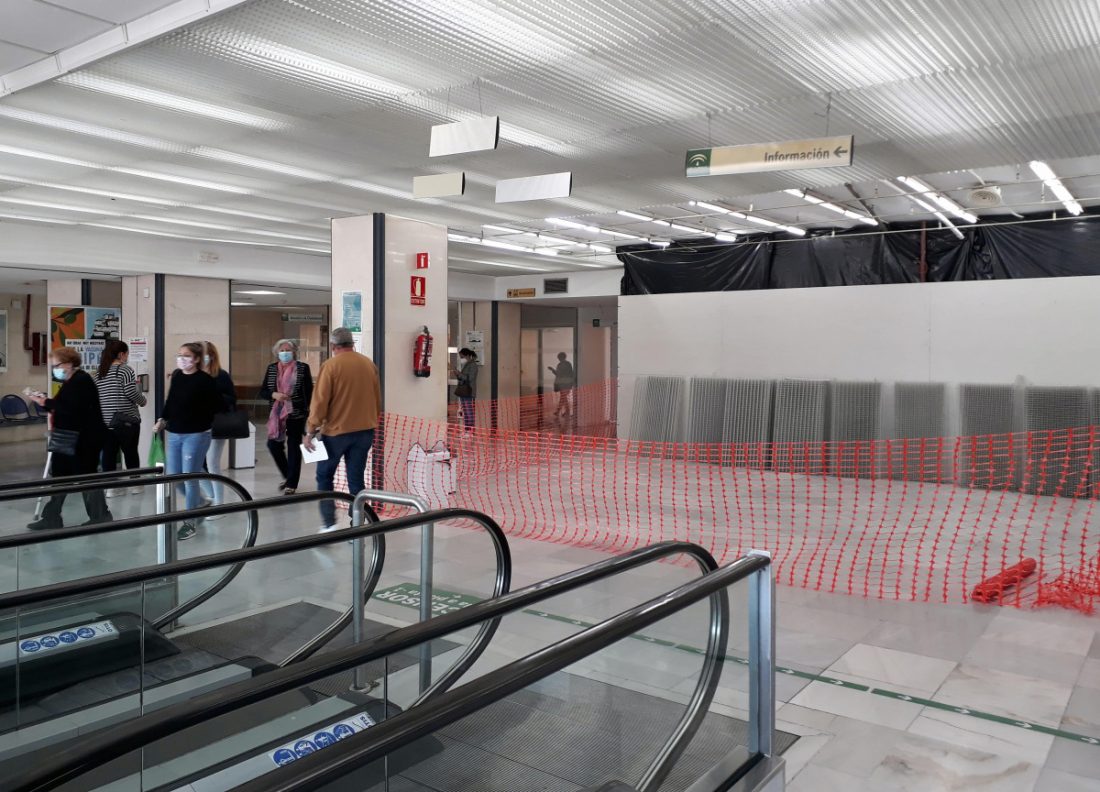 El Hospital de Valme reordena el vestíbulo principal para mejorar su accesibilidad