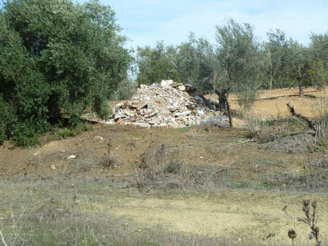 Denuncian vertidos de escombros en un paraje de Paradas