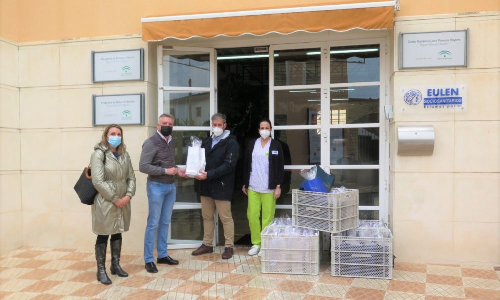 Regalos de Navidad para los mayores de la residencia de Herrera