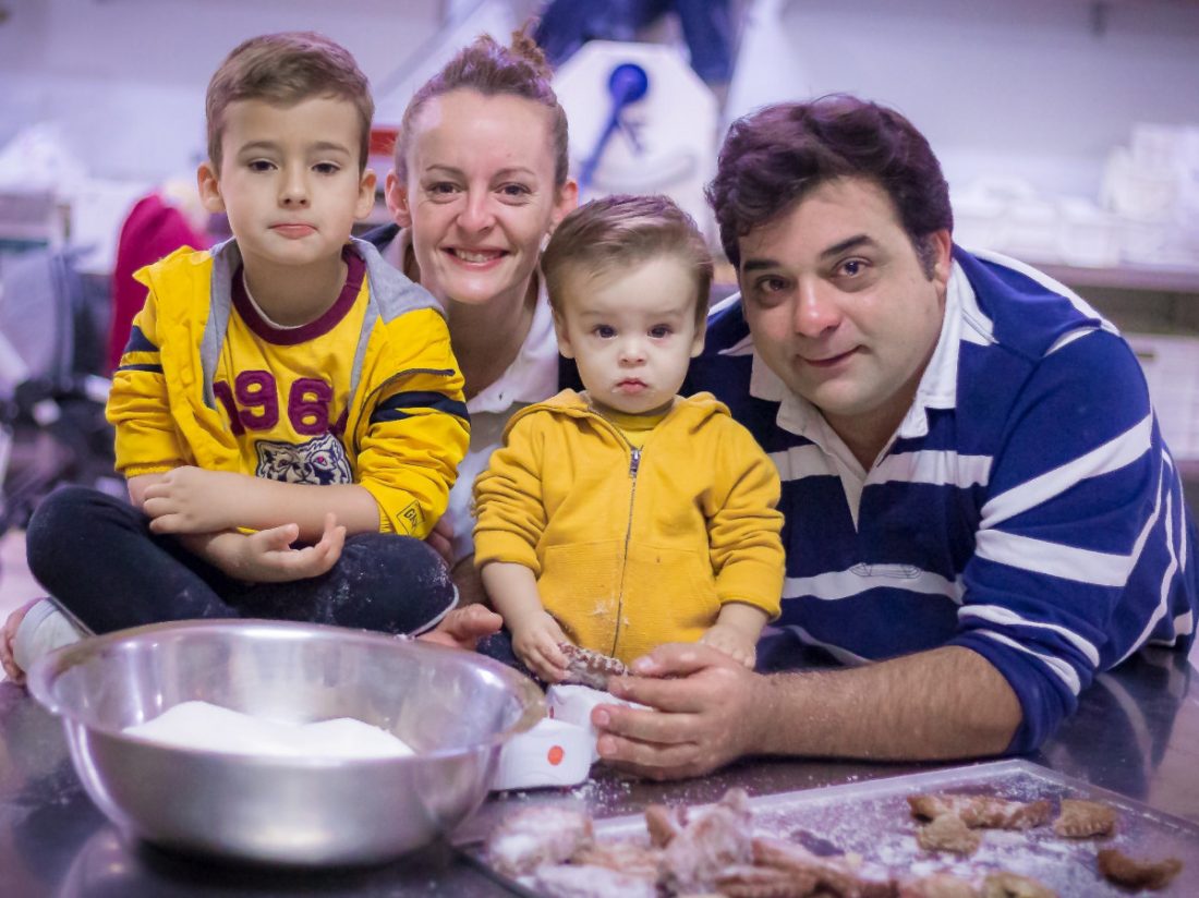 Los roscones de Reyes Magos llegan cargados de vales de 50 euros en una panadería de Arahal