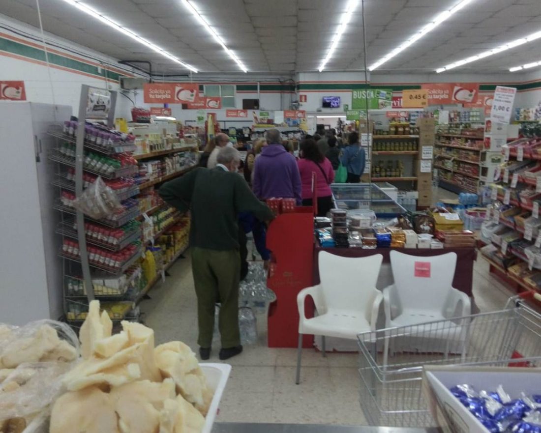 Agotadas las botellas de agua en Marchena en menos de dos horas