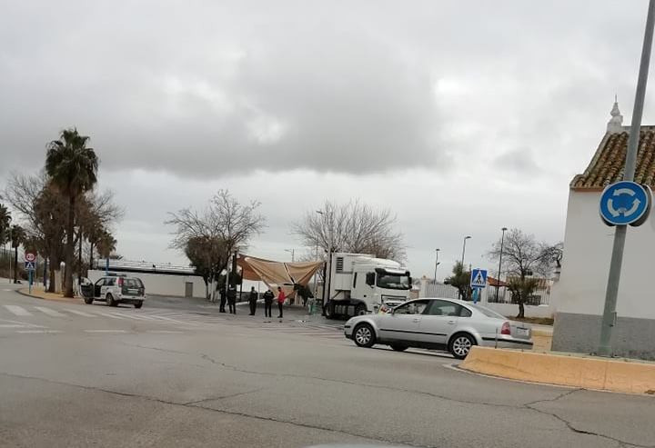 Un tráiler se lleva por delante parte de la estructura de toldos del recinto ferial de Arahal