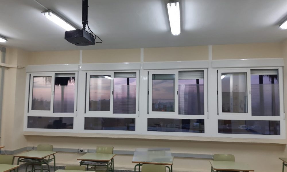 Placas de policarbonato para combatir el frío en los centros educativos de Arahal