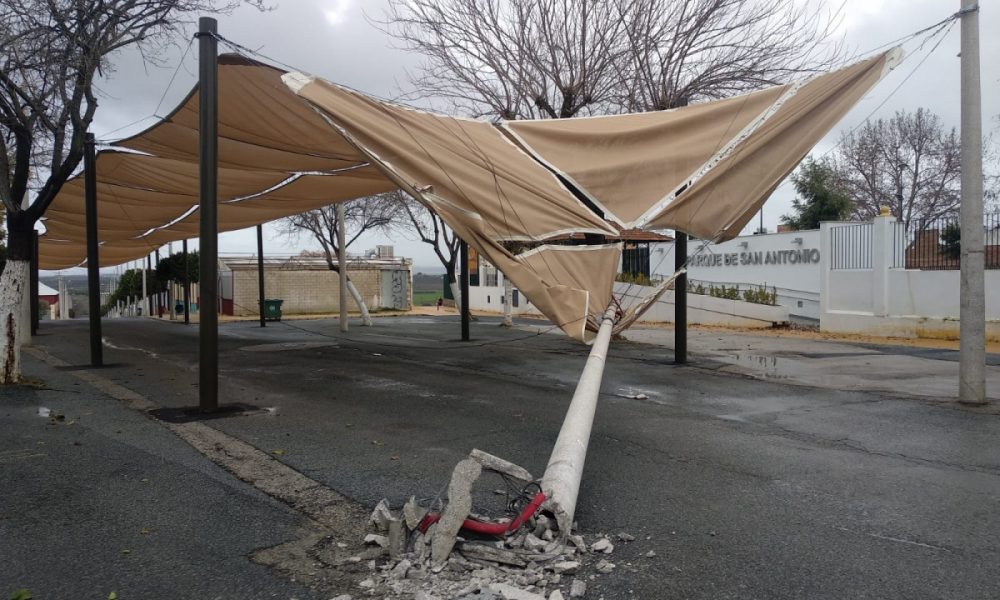 Un tráiler se lleva por delante parte de la estructura de toldos del recinto ferial de Arahal