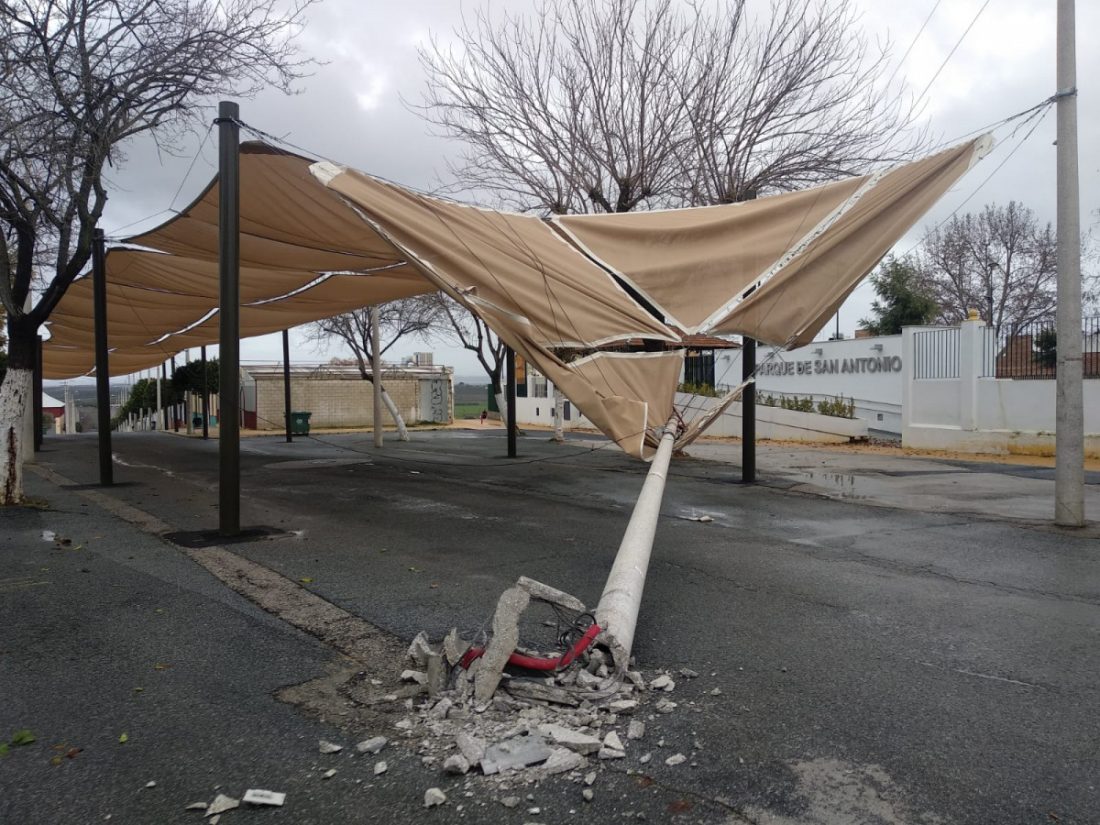 Un tráiler se lleva por delante parte de la estructura de toldos del recinto ferial de Arahal