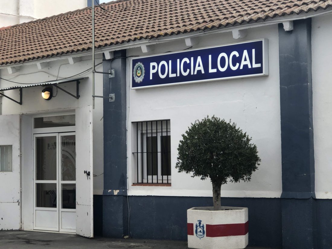 Roban un bolso de dentro de una furgoneta de trabajo en Arahal