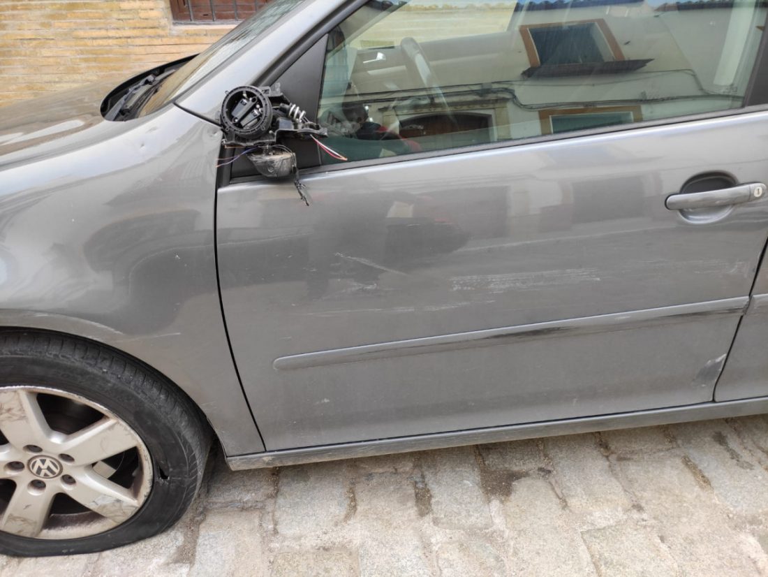 Buscan en Arahal un Volkswagen negro por darse a la fuga tras golpear y dañar un coche