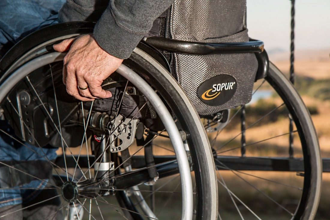 Tres parapléjicos logran dar unos pasos después de implantarles unos electrodos en la médula