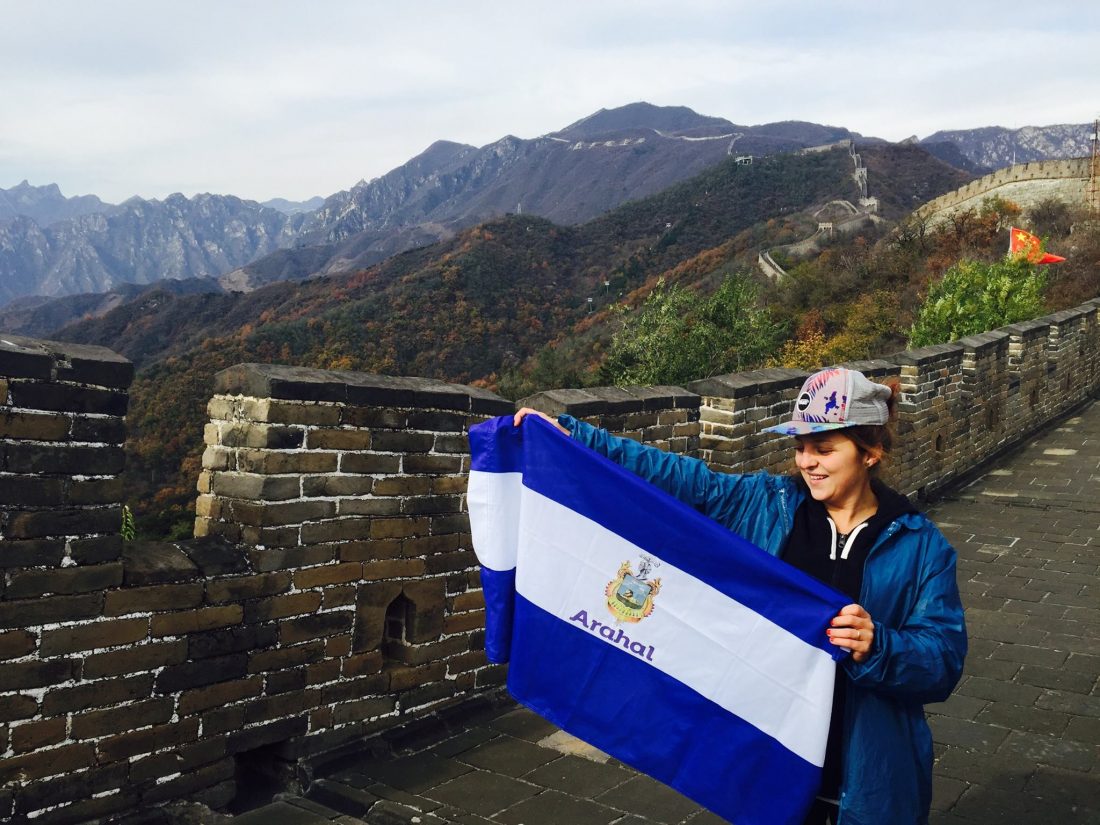 Las aventuras de una viajera que ondea la bandera de Arahal por el mundo, incluso en tiempos de covid 