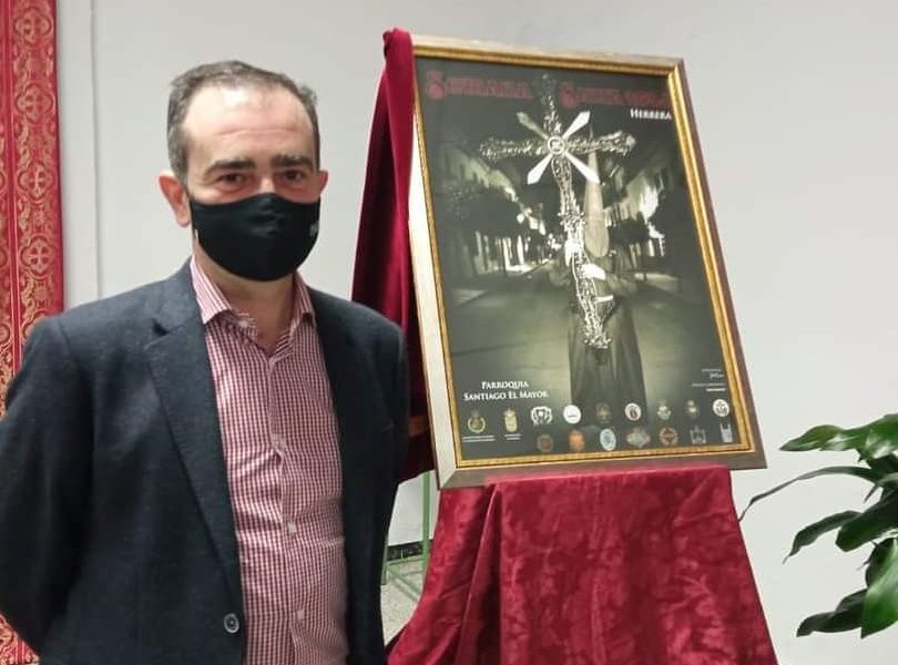 La Cruz de Guía pasando por una calle de Herrera, imagen que anuncia su Semana Santa