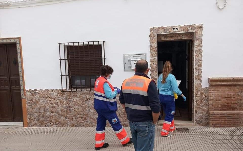 Un centenar de usuarios encamados han sido ya vacunados en La Puebla de Cazalla