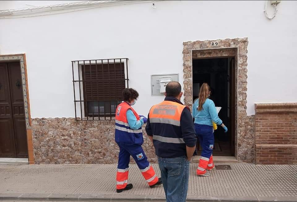 Un centenar de usuarios encamados han sido ya vacunados en La Puebla de Cazalla