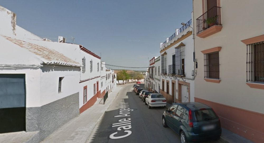 Corte de tráfico en la calle Argentina de Arahal por inicia de obras de saneamiento