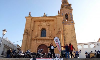 Un arahalense gana el trofeo Mototurismo Sevilla y se lo entregan en la plaza del Santo Cristo