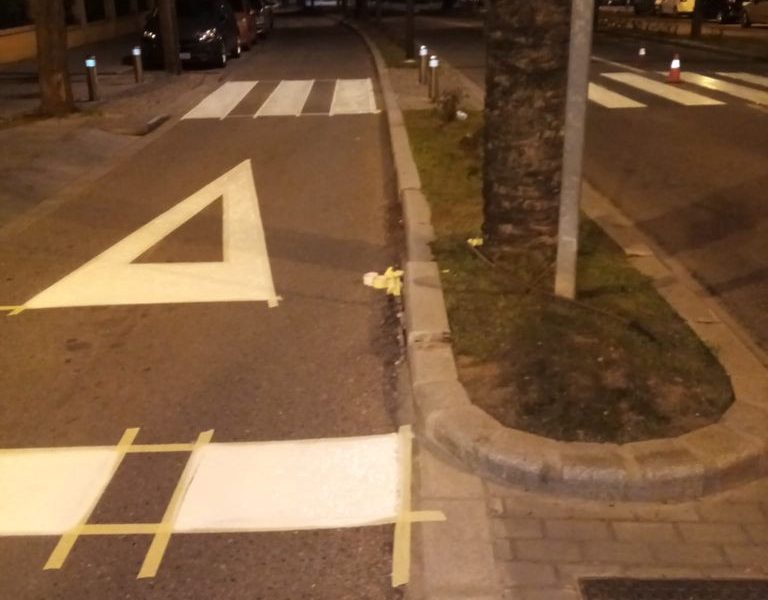 Alcalá repinta sus calles para mejorar la señalización viaria en el casco urbano