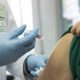 Andalucía adelanta la vacunación a la población de 79 a 70 años a este lunes