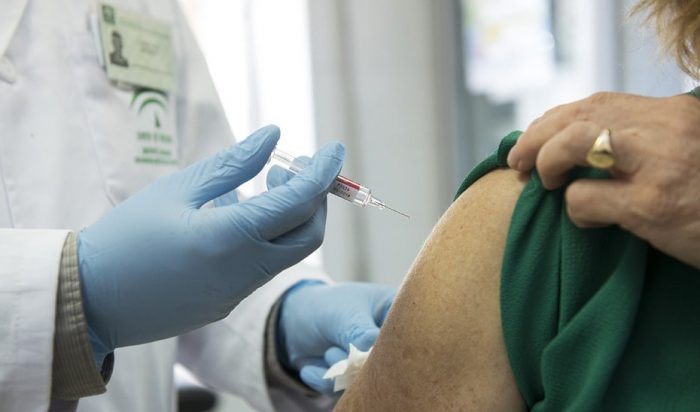 Andalucía adelanta la vacunación a la población de 79 a 70 años a este lunes