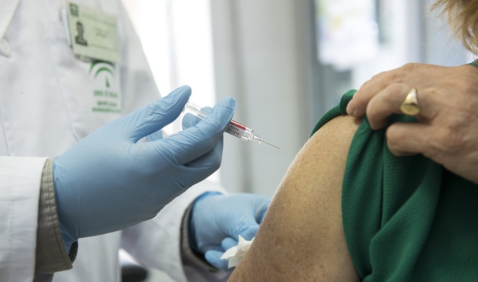 Andalucía comienza a vacunar con una tercera dosis a pacientes inmunodeprimidos