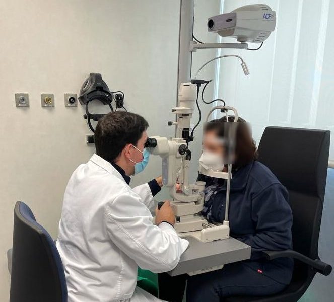 PRUEBA OFTALMOLOGICA CON LAMPARA DE HENDIDURA min