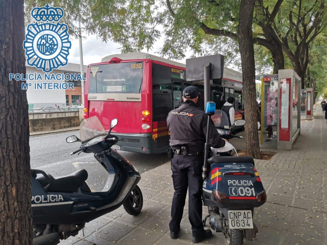 Detenido por 13 hurtos de móviles a usuarios de Tussam aprovechando las ventanas abiertas en los autobuses por la covid