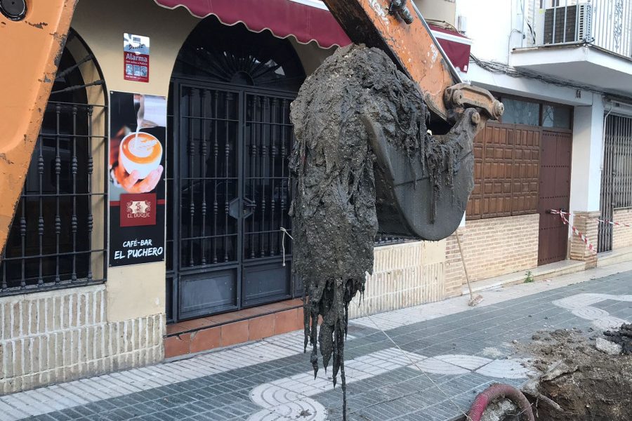 Atranque en la red de saneamiento de Écija por acumulación de toallitas higiénicas