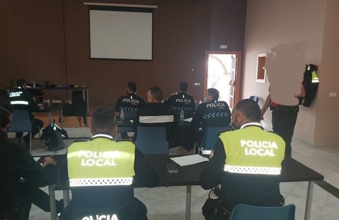 Casariche, primer pueblo de la Sierra Sur de Sevilla en adquirir un arma Taser para su Policía