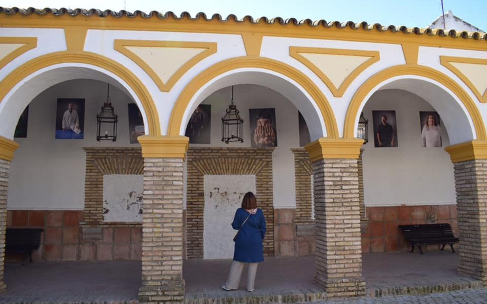 La Plaza de Andalucía de La Puebla de Cazalla se convierte en un "fotogrito" contra la violencia de género