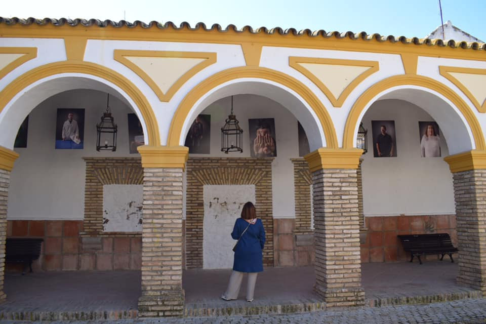 La Plaza de Andalucía de La Puebla de Cazalla se convierte en un "fotogrito" contra la violencia de género