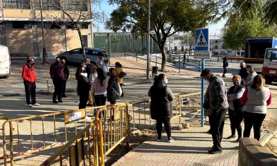 Vecinos de una calle de Arahal se concentran para que atiendan los problemas causados por una obra