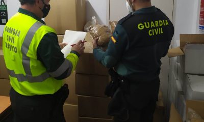 La Guardia Civil localiza en la AP-4 un vehículo con 50 cajas de picadura de tabaco de contrabando
