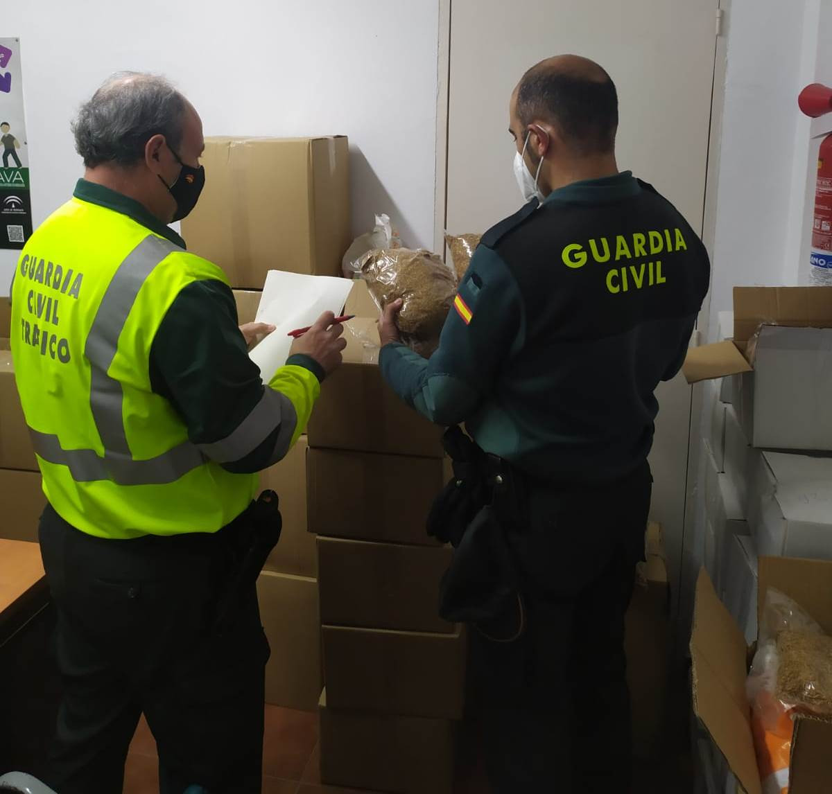 La Guardia Civil localiza en la AP-4 un vehículo con 50 cajas de picadura de tabaco de contrabando