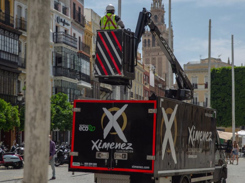 Comienza el montaje del alumbrado y decorado simbólico para la "Feria de Abril"