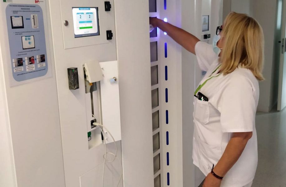 Valme y El Tomillar implantan la dispensación automatizada de uniformes para sus profesionales