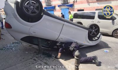 Una conductora resulta herida leve tras el vuelco de su vehículo en Sevilla